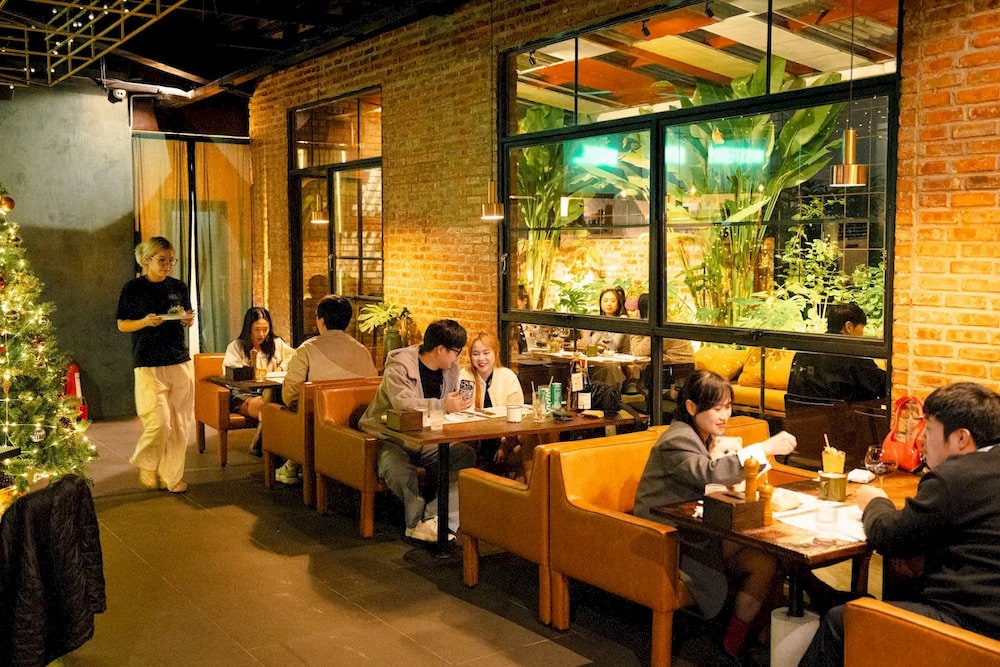 A cozy space with youthful design creates a friendly and relaxed vibe for diners